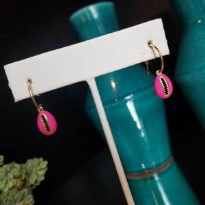 Hot Pink Petite Earrings!!💖💛
